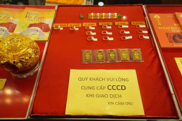 Nhà đầu tư kiểm tra giá vàng miếng Mi Hồng