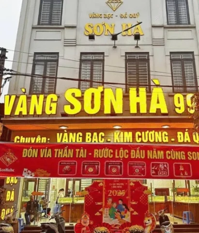 Nhân viên tư vấn khách hàng tại Tiệm Vàng Sơn Hà