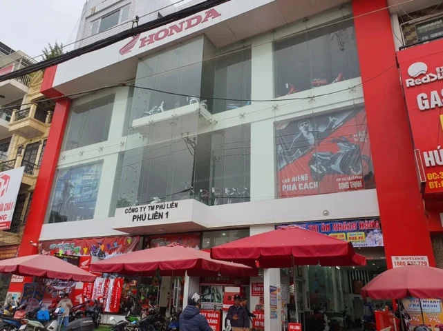 Nhân viên tư vấn xe Honda tại HEAD Phú Liên