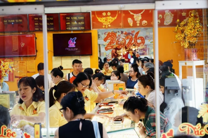 Nhân viên Vàng Mi Hồng tư vấn cho khách hàng