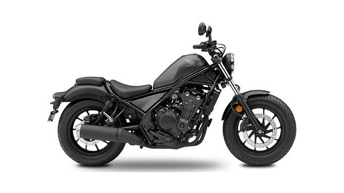 Nữ biker bên cạnh xe moto thể thao