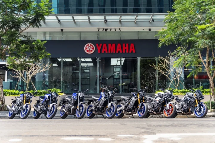 Đội ngũ kỹ thuật viên Yamaha đang sửa chữa xe