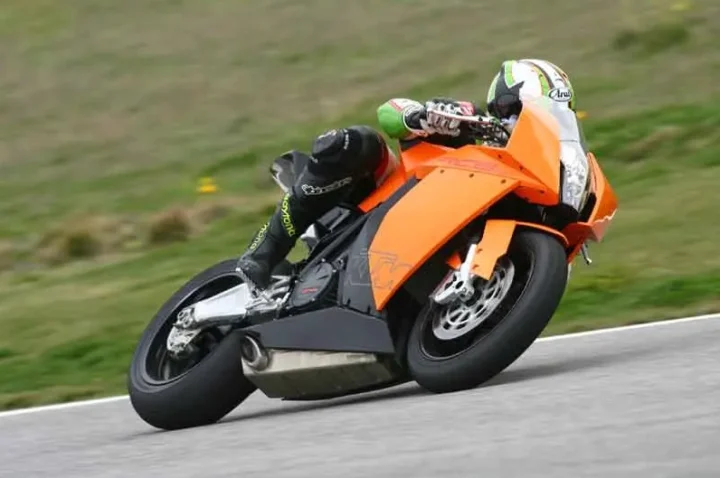 Động cơ V-twin uy lực của KTM RC 8