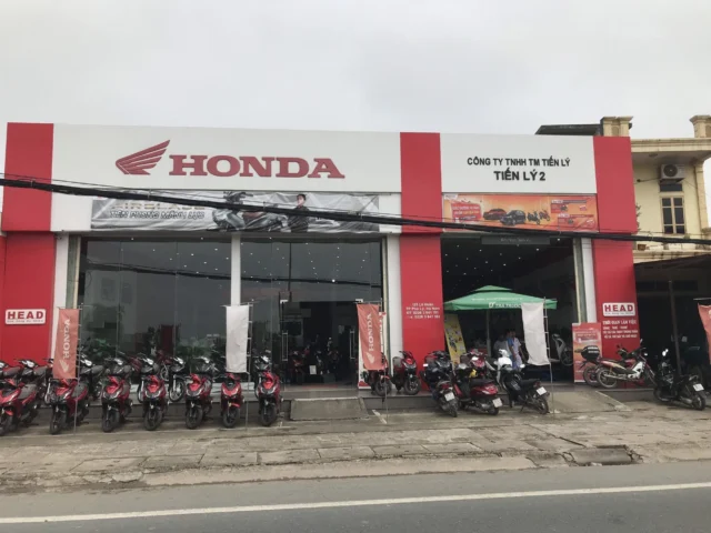 Bảng Giá Xe Máy Honda Tiến Lý 2026: Cập Nhật Mới Nhất & Ưu Đãi Showroom Honda Tiến Lý trưng bày xe máy