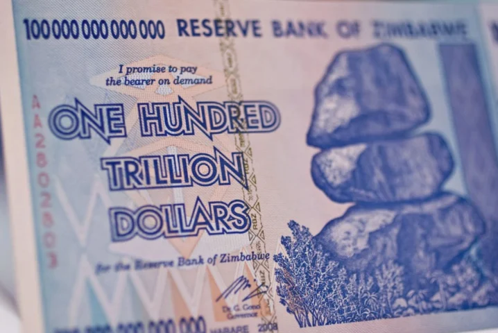 Tờ tiền mệnh giá lớn của Zimbabwe trong thời kỳ siêu lạm phát
