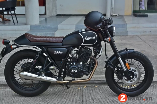 Tư thế lái đặc trưng của xe cafe racer