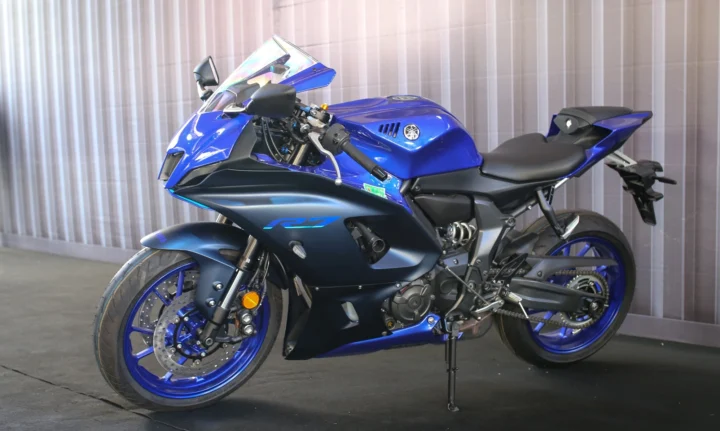 Yamaha R7 vận hành trên đường