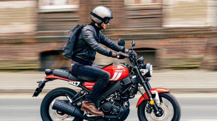 Yamaha XSR 125 màu đỏ năng động
