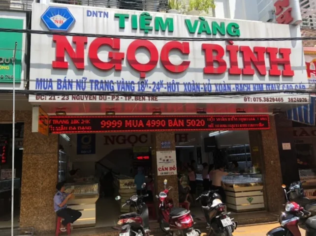 Biểu tượng tiền vàng và biểu đồ giá