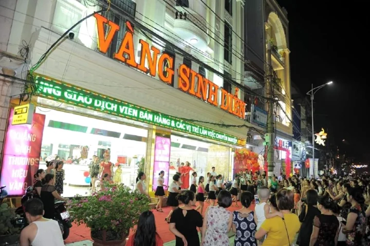 Cận cảnh một sản phẩm trang sức vàng tinh xảo