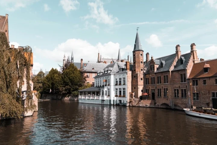 Belgium Là Nước Nào? Khám Phá Về Vương Quốc Bỉ Hiện Đại Cảnh đẹp thiên nhiên ở Bỉ