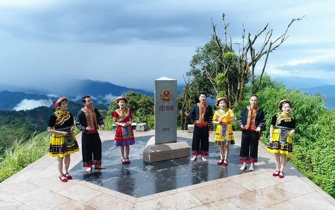 Điểm Cực Tây Nước Ta Thuộc Tỉnh Nào? Khám Phá Mốc Giới Vô Giá Cảnh quan hùng vĩ gần điểm cực tây Việt Nam