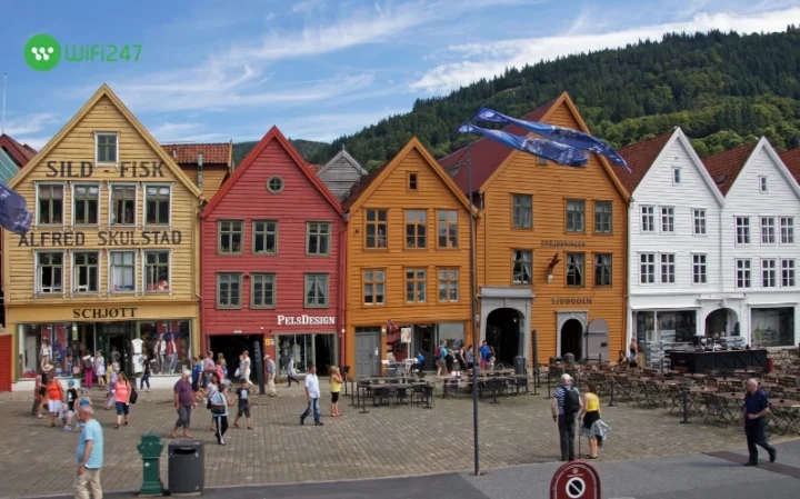 Norway Là Nước Nào? Khám Phá Xứ Sở Của Những Fiords Huyền Bí Cảnh quan núi non và hồ nước ở Na Uy