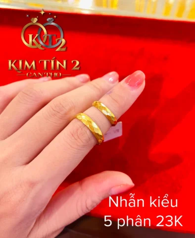 Nhẫn Vàng 5 Phân: Xu Hướng Trang Sức Sang Trọng và Giá Trị 2026 Chi tiết nhẫn vàng 5 phân chạm khắc tinh xảo