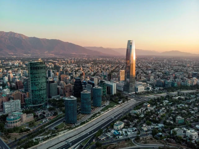 Santiago Là Thủ Đô Của Nước Nào? Khám Phá Chi Tiết! Chợ trung tâm Santiago với nhiều loại trái cây và rau củ