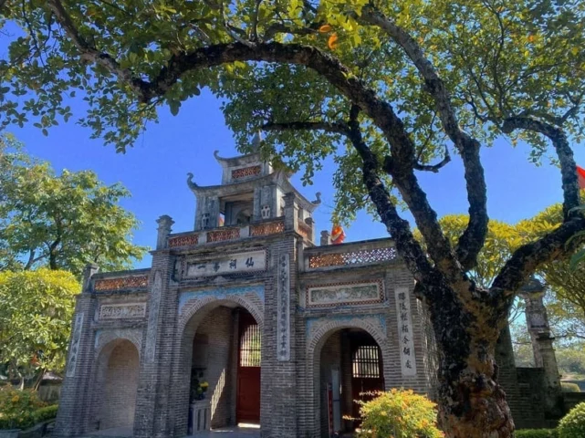Thành Cổ Loa: Kinh Đô Cổ Đại - Nhà Nước Âu Lạc Huyền Thoại Cổng thành Cổ Loa nhìn từ xa