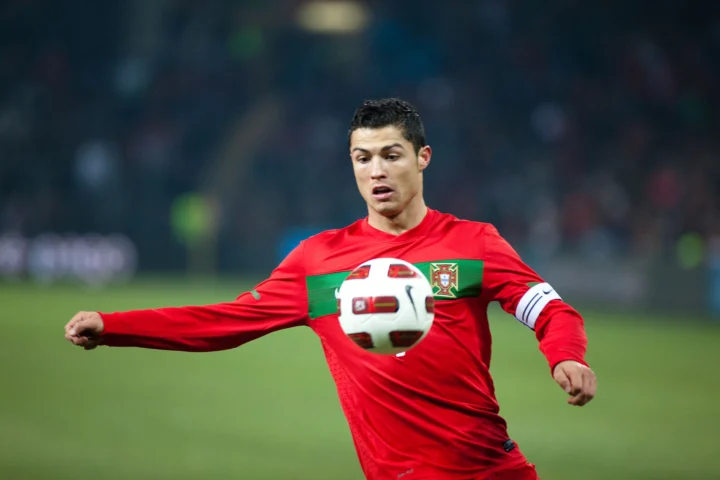 Ronaldo Ở Nước Nào? Hành Trình Vươn Tầm Cầu Thủ Vĩ Đại Nhất Thế Giới Cristiano Ronaldo trong màu áo đội tuyển Bồ Đào Nha