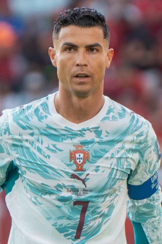Ronaldo Ở Nước Nào? Hành Trình Vươn Tầm Cầu Thủ Vĩ Đại Nhất Thế Giới Cristiano Ronaldo trong một trận đấu quốc tế