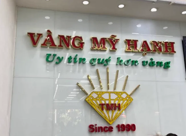 Cửa hàng vàng Mỹ Hạnh trưng bày sản phẩm