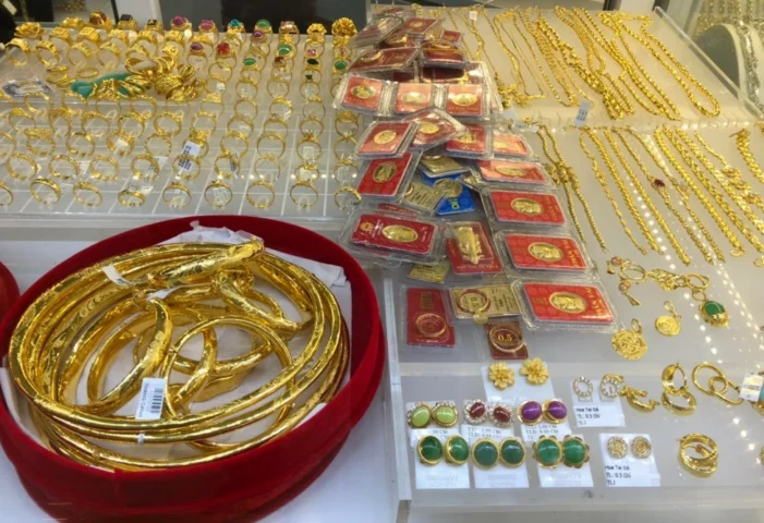 Cửa hàng vàng Quý Tùng trưng bày sản phẩm