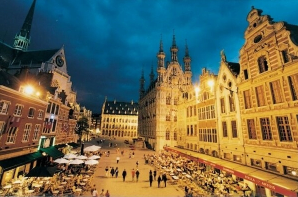 Belgium Là Nước Nào? Khám Phá Về Vương Quốc Bỉ Hiện Đại Du khách tham quan Bỉ