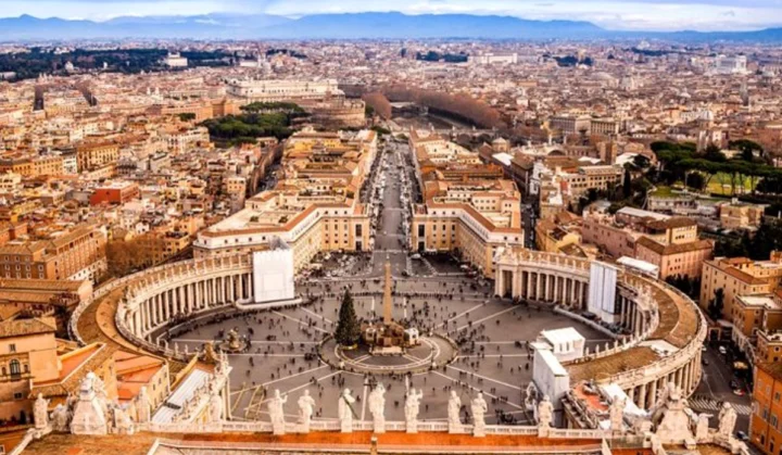 Du khách tham quan Vatican