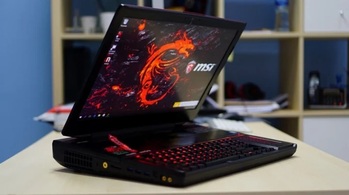 Game thủ sử dụng laptop MSI để chơi game