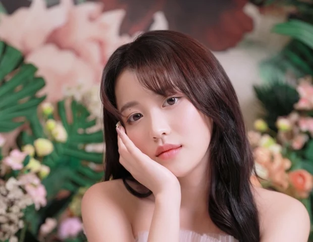 Han Sara biểu diễn trên sân khấu