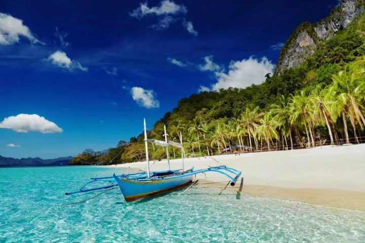 Đảo quốc nào ở Ấn Độ Dương nổi tiếng với bãi biển trắng và nước biển trong xanh? Hoạt động lặn biển ngắm san hô tại Maldives