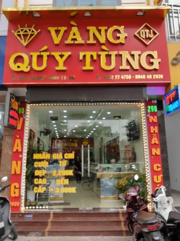 Khách hàng đang xem xét trang sức tại quầy của Tiệm Vàng Quý Tùng