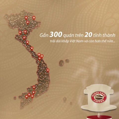 Highlands Của Nước Nào? Khám Phá Nguồn Gốc Bất Ngờ Khách hàng thưởng thức cà phê tại Highlands Coffee