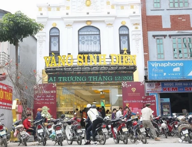 Khách hàng xem xét sản phẩm vàng tại quầy