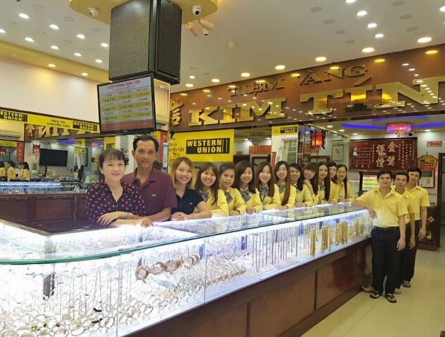 Tiệm Vàng Tám Tỷ: Uy Tín Vàng, Sức Mạnh Tỷ Đô Trong Làng Trang Sức 2026 Không gian sang trọng của một tiệm vàng nổi tiếng