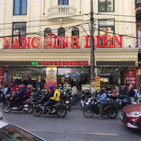 Không gian sang trọng của tiệm vàng Sinh Diễn