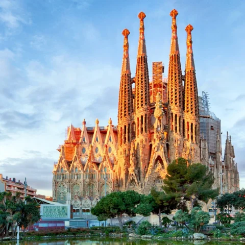 Barcelona Thuộc Nước Nào? Khám Phá Thủ Phủ Catalonia 2026 Khu vực bến cảng và bãi biển Barceloneta