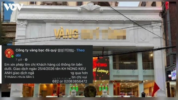 Khung cảnh bên trong Tiệm Vàng Quý Tùng Thái Nguyên trưng bày nhiều mẫu trang sức lộng lẫy