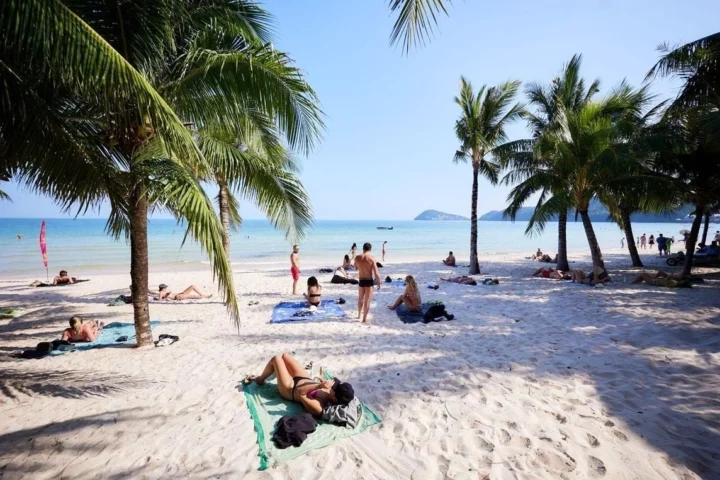 Đảo quốc nào ở Ấn Độ Dương nổi tiếng với bãi biển trắng và nước biển trong xanh? Khung cảnh hoàng hôn tuyệt đẹp trên biển Maldives