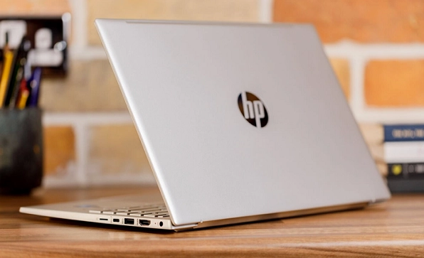 Kỹ thuật viên kiểm tra máy tính HP