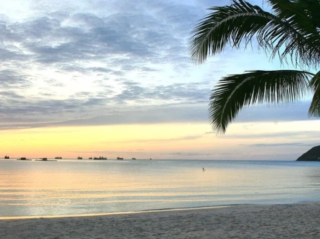 Đảo quốc nào ở Ấn Độ Dương nổi tiếng với bãi biển trắng và nước biển trong xanh? Làn nước trong xanh nhìn rõ đáy biển tại Maldives