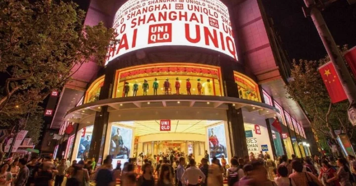 Uniqlo của nước nào? Nguồn gốc, lịch sử và định vị thương hiệu 2026 Logo Uniqlo và quốc kỳ Nhật Bản
