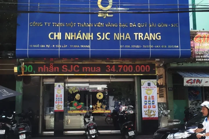 Một bộ trang sức vàng SJC được trưng bày trên kệ