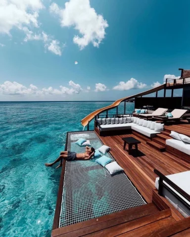 Một căn biệt thự trên mặt nước tại Maldives nhìn ra biển
