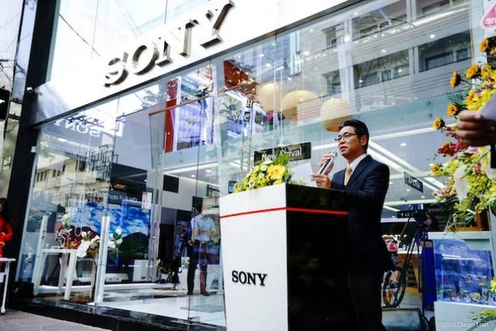 Sony của nước nào? Hé lộ sự thật về tập đoàn công nghệ Nhật Bản Một người đang sử dụng điện thoại Sony