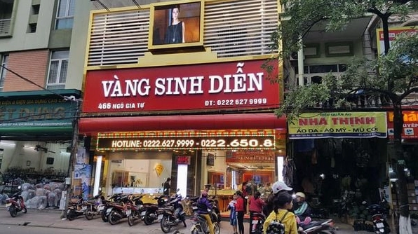 Người bán hàng tư vấn cho khách tại tiệm vàng Sinh Diễn