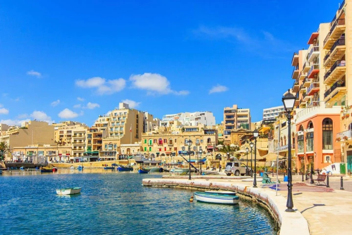 Người dân đang làm thủ tục định cư tại Malta