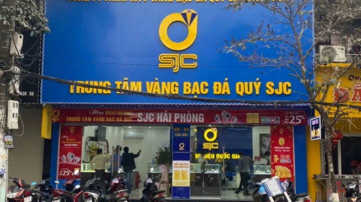 Vàng SJC Hải Phòng 2026: Dự báo giá, địa chỉ mua uy tín Người dân giao dịch vàng tại cửa hàng SJC