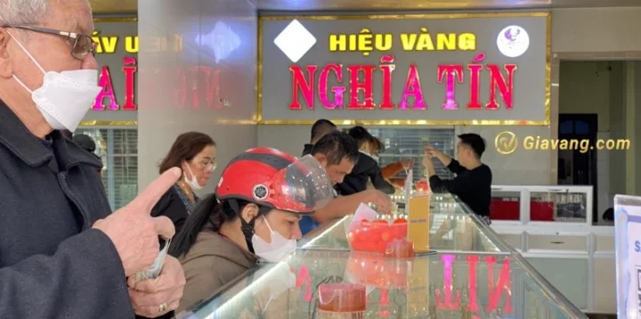 Người dân xem giá vàng tại cửa hàng ở Quảng Nam