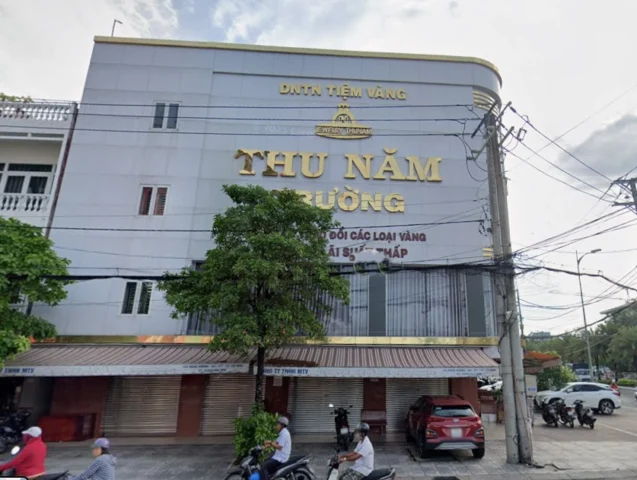 Người dân xem giá vàng