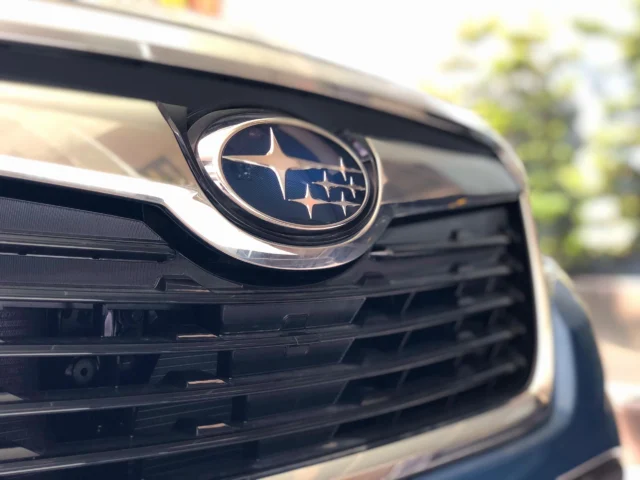 Subaru của nước nào? Lịch sử và nguồn gốc xe Subaru Người lái xe Subaru trên đường cao tốc