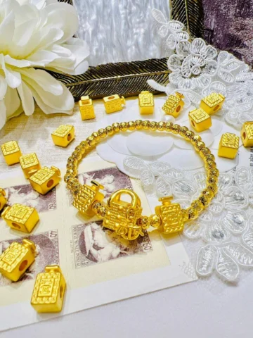 Giá vàng 9999 Hải Phòng hôm nay: Cập nhật & Dự báo 2026 Người phụ nữ đang xem bảng giá vàng